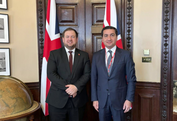 Prezidentin köməkçisi Hikmət Hacıyev Böyük Britaniyanın dövlət naziri ilə görüşüb
